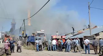 Kars'ta Yangın: 2 Ev ve 2 Samanlık Küle Döndü