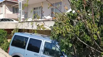 Kırklareli'de Hafif Ticari Araç 2 Metreden Bahçeye Düştü