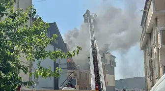 Kocaeli'de 4 Katlı Binanın Çatısında Yangın