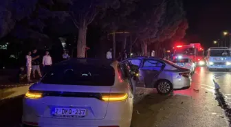Kartepe'de Otomobil Çarpışması: 4 Yaralı