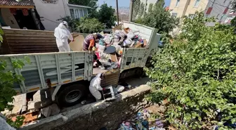 Gebze'de Dubleks Daireden Kamyonlarca Çöp Çıkarıldı