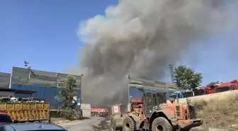 Kocaeli Gebze'de Hurda Atık Depolama Sahasında Yangın Çıktı