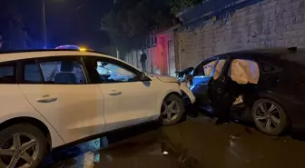 Kocaeli'de İki Otomobilin Çarpışması Sonucu 6 Kişi Yaralandı