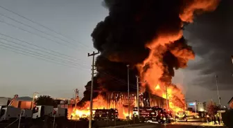 Kocaeli Başiskele'de Lojistik Deposunda Yangın Çıktı