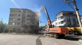 Marmara Depremi Sonrası Hasar Gören Bina Yıkılıyor