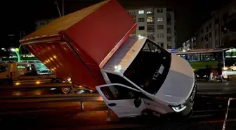 Kocaeli'de Otomobil ile Kamyonet Çarpıştı: 3 Yaralı