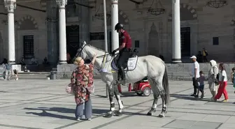 Konya'da Atlı Polisler Vatandaşların İlgi Odağı Oldu