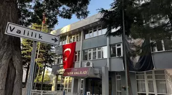 Konya'da kamu binalarına 'Terörsüz Türkiye'ye destek için Türk bayrakları asıldı