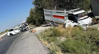 Konya'da Otomobil ve Kamyonet Çarpıştı: 1 Ölü, 5 Yaralı