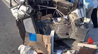 Konya'da Minibüsün Otomobile Çarpması Sonucu 3 Yaralı