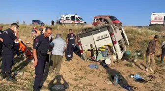 Konya'da Tarım İşçilerini Taşıyan Minibüs Devrildi: 15 Yaralı