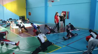 Antrenör Esra Kibaroğlu: Hem Bebeğiyle Hem Sporcularla İlgileniyor