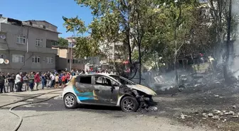 Küçükçekmece'de Gecekondu ve Otomobil Yangını: 1 Yaralı