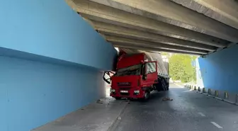 Küçükçekmece'de Kamyon Alt Geçide Çarptı, Sürücünün Oğlu Yaralandı