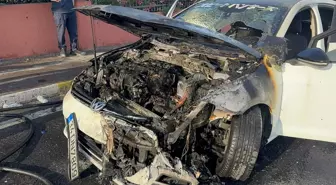 Küçükçekmece'de Seyir Halindeki Otomobilde Yangın