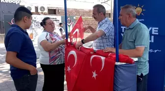 Kütahya'da AK Parti Merkez İlçe Başkanlığı vatandaşlara Türk bayrağı hediye etti