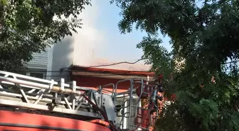Kütahya'da İki Katlı Binanın Çatısında Yangın Çıktı