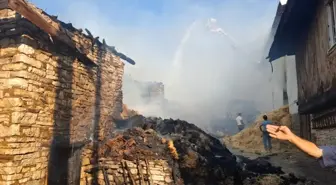 Kütahya'da Köyde Çıkan Yangında İki Ev ve Dört Samanlık Yandı