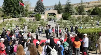 Kütahya'da öğrenciler vakıf hayır şartı kapsamında piknik yapıp şehitliği ziyaret etti