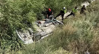 Kütahya'da Su Kanalına Devrilen Otomobilde Anne ve Kızı Kurtarıldı