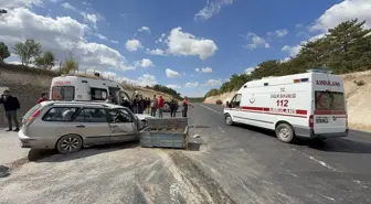 Domaniç'te Traktör-Otomobil Çarpışması: 2 Yaralı