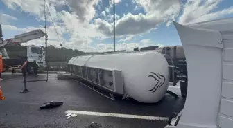 Kuzey Marmara Otoyolu'nda Devrilen Tırın Sürücüsü Yaralandı