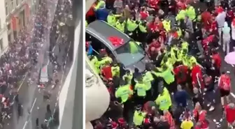 Liverpool'un şampiyonluk kutlamalarında taraftarların arasına araç daldı