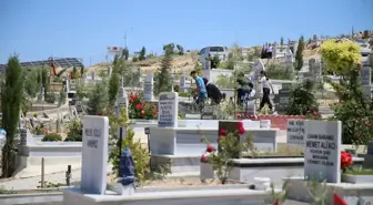 Depremzede Aileler Kurban Bayramı'nda Mezarlıkları Ziyaret Etti