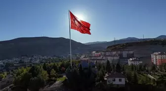 Malatya'da Hasan Gazi Türbesi ve Şehitlik Anıtı'na 50 metrelik bayrak direği yerleştirildi
