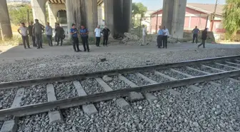 Malatya'da Tren Otomobile Çarptı: Sürücü Ağır Yaralı