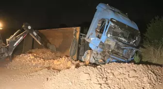 Manisa'da Hafriyat Kamyonu Traktöre Çarptı: Sürücü Hayatını Kaybetti
