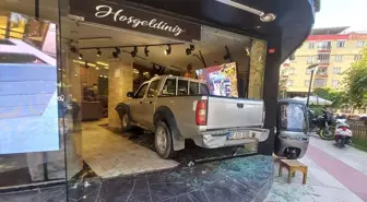 Manisa'da Pikap Mobilya Mağazasına Girdi: 2 Yaralı