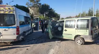 Demirci'de Öğrenci Servisi ile Araç Çarpıştı: 9 Yaralı