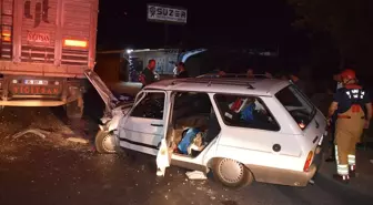 Turgutlu'da Otomobilin Tıra Çarpması Sonucu İki Yaralı