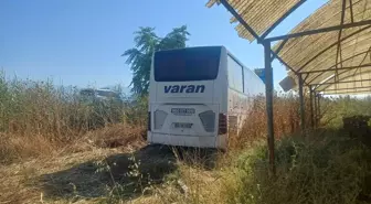 Manisa'da Yolcu Otobüsü Yoldan Çıktı, 3 Yaralı