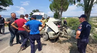 Demirci'de Otomobil Kazası: 1 Ölü, 4 Yaralı