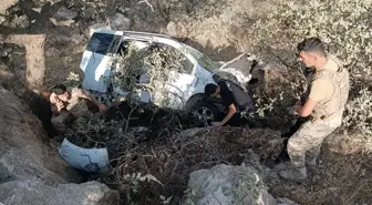 Nusaybin'de Hafif Ticari Araç Devrildi, 2 Yaralı