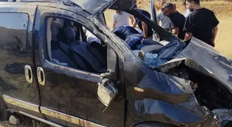 Mardin'de Hafif Ticari Araç Devrildi: 4 Yaralı