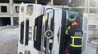 Mardin'de Tır Devrildi, Sürücü Yaralandı