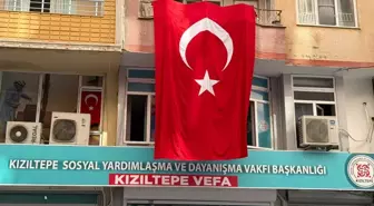 Mardin'de kamu binalarına ve caddelere 'Terörsüz Türkiye'ye destek için Türk bayrakları asıldı