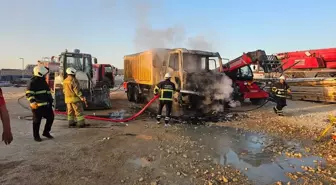 Mardin'de Park Halindeyken Yanan Kamyon Kullanılamaz Hale Geldi