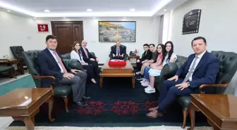 Mardin Valisi Tuncay Akkoyun, LGS'de 500 Puan Alan Öğrencileri Ağırladı