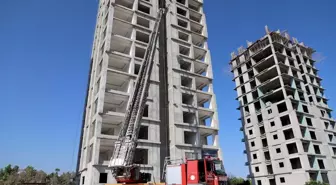 Mersin'de İnşaatta Mahsur Kalan İşçiler İtfaiye Tarafından Kurtarıldı