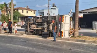 Mersin Tarsus'ta Kamyonet ve Otomobil Çarpıştı: 3 Yaralı