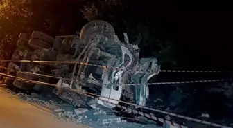 Mersin'de Hafriyat Kamyonu Devrildi, Sürücü Hayatını Kaybetti