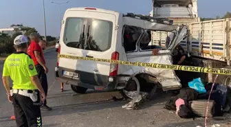 Mersin'de Minibüsün Tıra Çarpması Sonucu 2 Ölü, 10 Yaralı