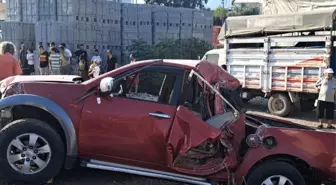 Mersin'de Pikap Kamyona Çarptı: 3 Yaralı