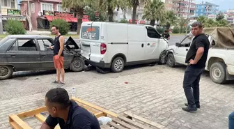 Mersin'de Panelvana Çarpan Otomobilde İki Yaralı