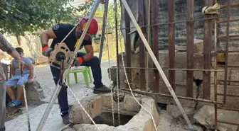 Kedi Yavrusunu Su Kuyusundan Kurtarma Operasyonu
