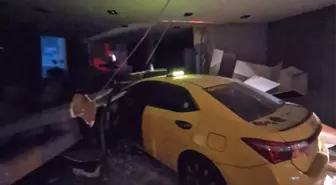 Mersin'de Taksi Motosiklet Sürücüsüne Çarptı, Mobilya Mağazasına Girdi